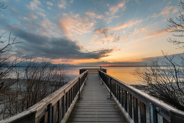 Hora dorada sobre el lago Chiemsee. - obrazy, fototapety, plakaty