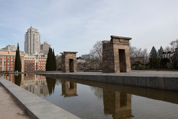 Obraz premium Spain Madrid Temple of Debod on a cloudy spring day