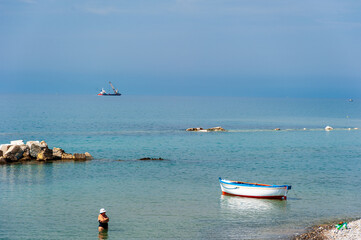Am Strand von Pioppi auf dem Cilento am frühen Sommermorgen, Fischerboote im glasklaren Wasser