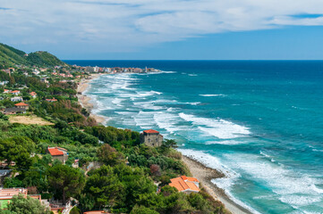 Fototapeta na wymiar Die Mittelmeerküste von Acciaroli auf dem Cilento ein Hotspot für windsurfer