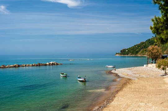 Am Strand von Pioppi auf dem Cilento am fr&uuml;hen Sommermorgen, Fischerboote im glasklaren Wasser