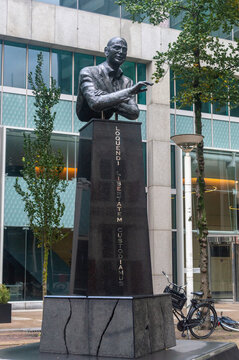 Rotterdam, Nederland - October 22, 2023: Stature of Dutch politican Wilhelmus Simon Petrus Fortuijn (Pim Fortuyn).
