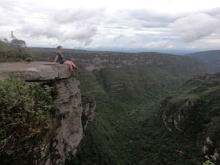 turista em trilha par a cachoeira da fumaça, na chapada diamantina, bahia 