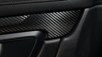 Detalles interiores en consola central de vehículo con detalles en vinilo fibra de carbono - obrazy, fototapety, plakaty