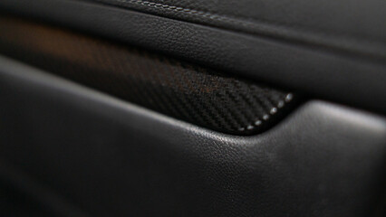 Detalles interiores en consola central de vehículo con detalles en vinilo fibra de carbono - obrazy, fototapety, plakaty
