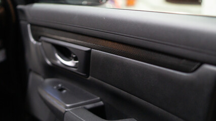 Obraz na płótnie Canvas Detalles interiores en consola central de vehículo con detalles en vinilo fibra de carbono