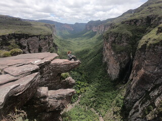 turista em trekking no vale do pati, bahia, chapada diamantina 