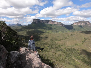 turista em mirante no vale do pati, chapada diamantina, bahia 