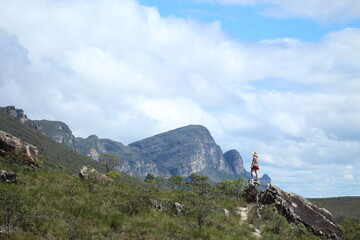 Fototapeta premium mulher em trilha na Chapada Diamantina, Bahia, com motanhas ao fundo