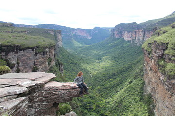 mulher em mirante no vale do pati, chapada diamantina