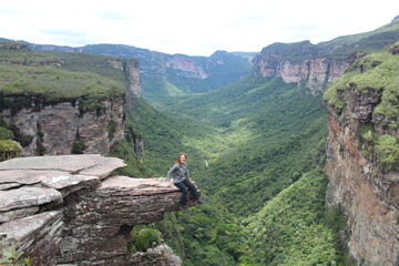 mulher em mirante no vale do pati, chapada diamantina