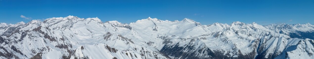 Fototapeta na wymiar Winterpanorama Zillertaler Berge Südseite