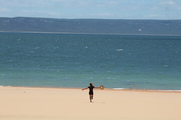mulher caminhando na areia nas Dunas do Velho Chico, em casa Nova, Bahia, às margens do Rio São...