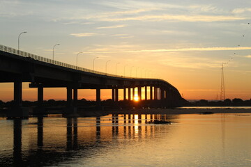 Fototapeta na wymiar nascer do sol em ponto sobre o rio são francisco, bahia 
