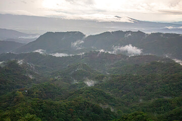 Hay niebla entre las montañas