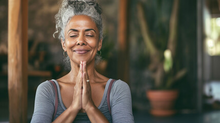 Mulher afro mais velha feliz fazendo yoga e meditação 