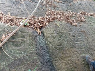 Escritura en piedra de indígenas del Amazonas 