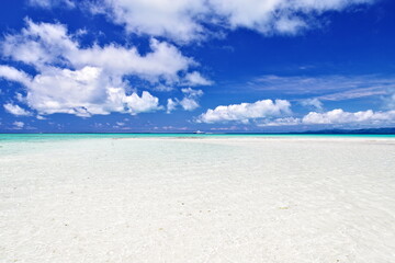 沖縄県竹富島コンドイビーチ沖　白く輝く砂浜と夏空