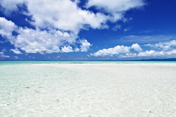 沖縄県竹富島コンドイビーチ沖　白く輝く砂浜と夏空