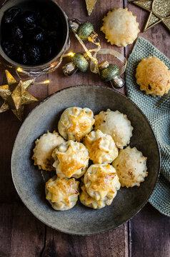 Puff Pastry apetizers with dried plum and italian ham, called Speck.