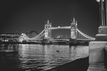 immagine notturna del Tower Bridge