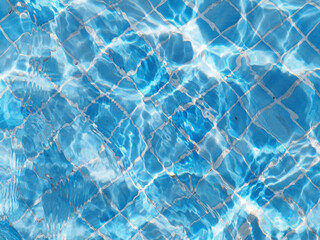 Detalle de la supreficie de agua en una piscina iluminada por el sol 