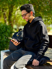 Obraz premium Young teenager in the Kuwait city using mobile technology 