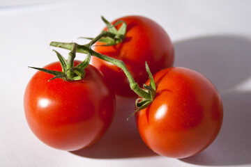 Frische reife Tomaten freigestellt auf weißem Hintergrund