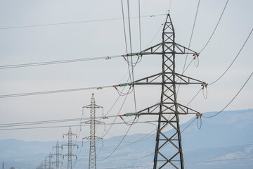 Cableado de grandes torres eléctricas de alta tensión