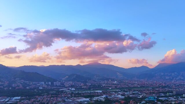 Videos aéreos que captan el atardecer en Medellín, Colombia.