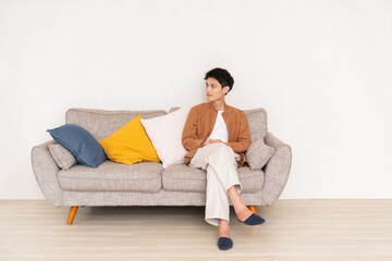 部屋でリラックスする男性
