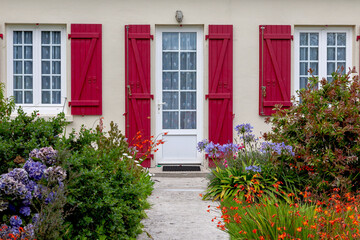 Fototapeta na wymiar Hausfassade mit Fenstern und Eingangstür