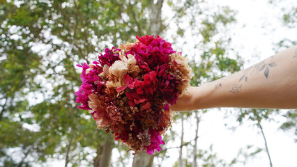 Ramo de novia casamiento de flores fuxcias, rosas, rojas, natural