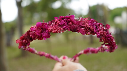 Corona de novia o vincha con flores fuxcias, rosas y rojas
