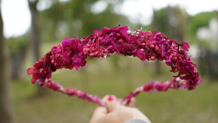 Corona de novia o vincha con flores fuxcias, rosas y rojas