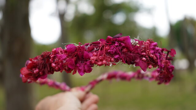 Corona de novia o vincha con flores fuxcias, rosas y rojas