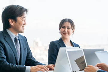 Obraz premium 信頼・尊敬できる上司・社長と働くビジネスウーマン（憧れ・褒める・親身・優しい） 