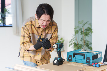 DIYで怪我する男性