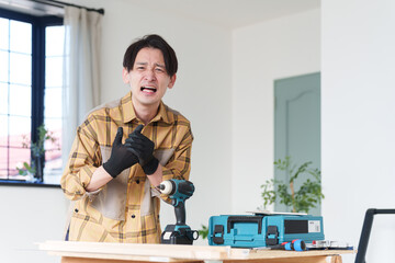 DIYで怪我する男性