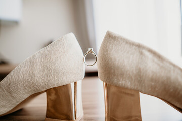 high heels with a ring in the  middle