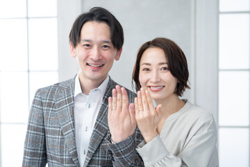 指輪を見せる2人のカップル