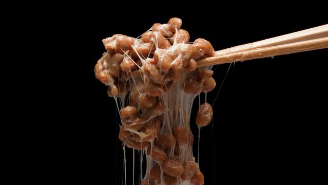 糸を引く納豆の黒背景4Kスローモーション動画