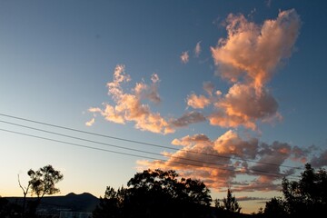 Paisaje de atardecer con nubes rojizas