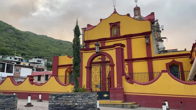 Pilar de Amoles, Quer&eacute;taro, M&eacute;xico. August 12, 2023. Pan left "Templo de nuestra se&ntilde;ora de Guadalupe de Ahuacatl&aacute;n"
