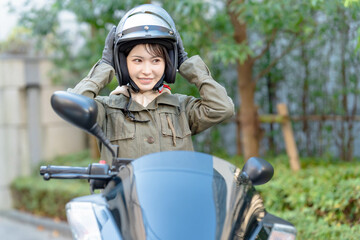 バイクに乗る女性