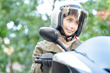 バイクに乗る女性ライダー