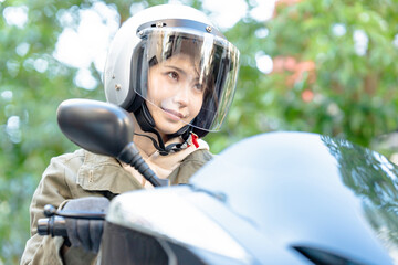 Fototapeta na wymiar バイクに乗る女性