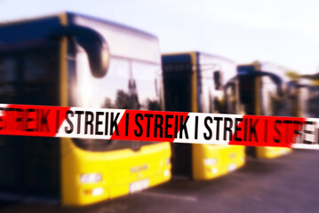 Busse und Hinweis auf einen Streik im öffentlichen Nahverkehr