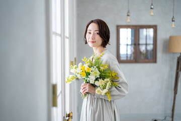 室内で花束を持つ日本人女性