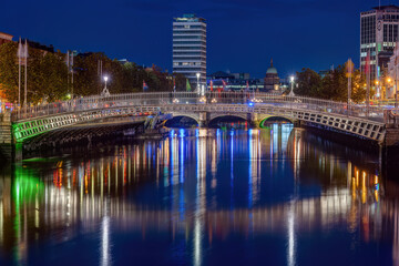 Naklejka premium The Ha'penny Bridge, a Dublin landmark, at night
